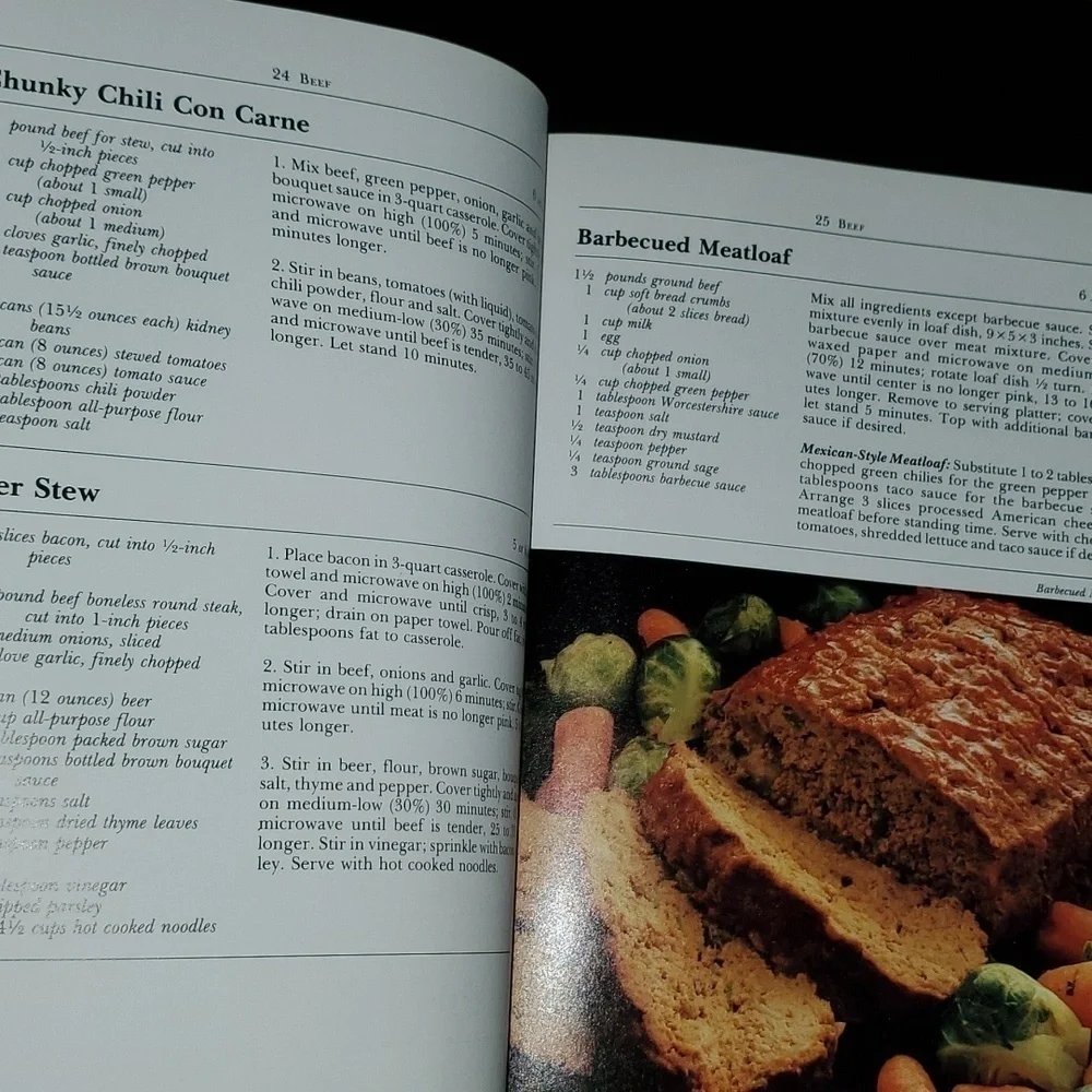 Vintage‎ Betty Crocker's microwave cookbook circa 1981 Hardcover about 280 pages